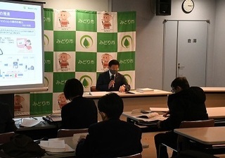 写真：説明する市長