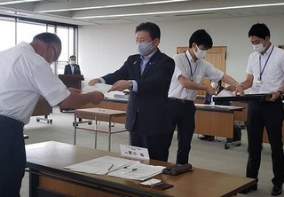 写真：みどり市再生可能エネルギー発電設備設置審議会委嘱状交付式
