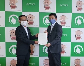 写真：みどり市農業委員会長より意見書受領