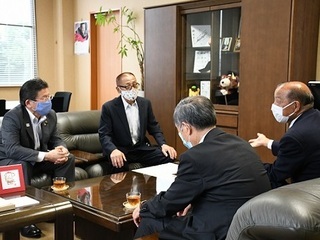 写真：上鹿田地区むらづくり推進協議会受賞報告