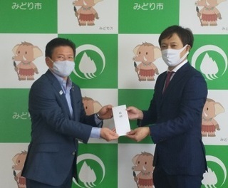 写真：近藤酒造株式会社から目録並びに寄附物品贈呈