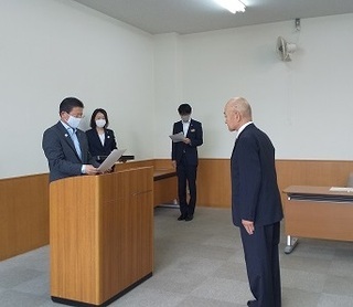写真：みどり市公平委員会辞令交付式
