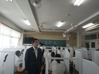 写真：学校視察（大東中・笠中・笠東小）