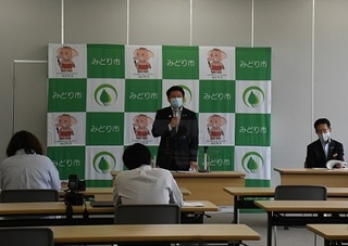写真：定例記者会見その（2）