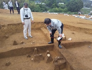 写真：向山遺跡発掘調査視察