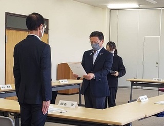 写真：みどり市民生委員推薦会委員委嘱状交付式
