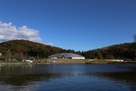 写真:鹿の川沼・岩宿博物館遠景