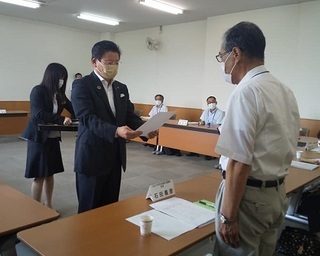 写真：みどり市障がい者支援協議会委員委嘱状交付式