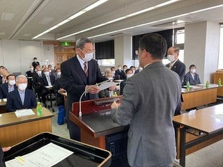 写真：区長及び副区長委嘱状交付式
