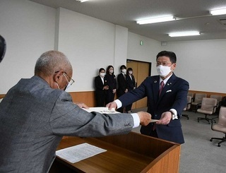 写真：みどり市長選挙当選証書付与式