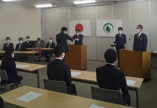写真：令和4年度みどり市新規採用職員辞令交付式