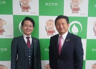 写真：金子勇人さんが来庁されました