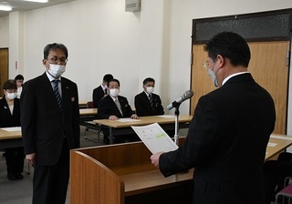 写真：退職者等辞令交付式