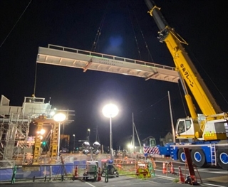 写真：阿左美駅前横断歩道橋架設工事