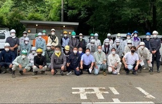 写真：群馬県森林土木建設協会桐生支部による森林整備ボランティア