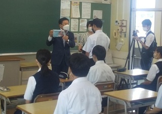 写真：みどり市内の子どもたちにマスクケースを配布