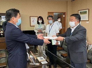 写真：令和3年度みどり市各会計決算等審査意見書を受領