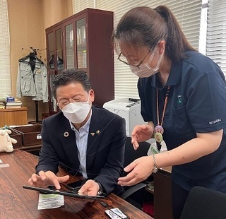 写真：マイナポイント取得の手続きを支援しています