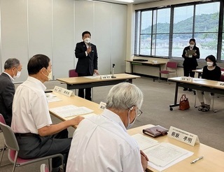 写真：みどり市民生委員推薦会で委嘱状を交付