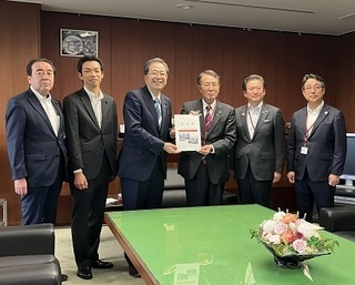 写真：斉藤鉄夫国土交通大臣・清水真人国土交通大臣政務官に面会
