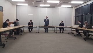 写真：クラスター事例を受けてコロナ対策本部会議