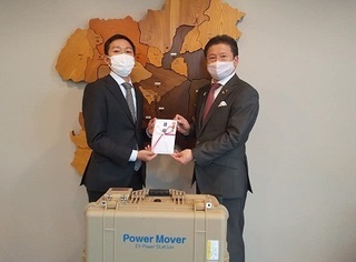 写真：外部給電機(パワームーバー)贈呈式