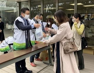 写真：桐生大学・桐生大学短期大学部大学祭「きらめき祭」でみどり市の野菜を無料配布
