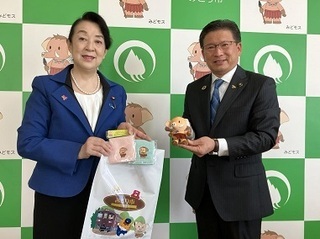 写真：尾身朝子総務副大臣がみどり市を視察