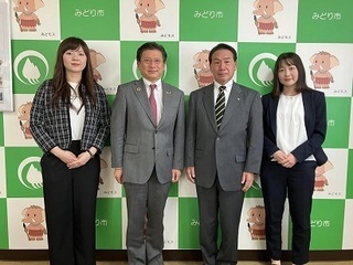 写真：青森県南部町長とフルーツ娘がいらっしゃいました