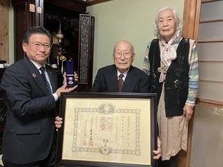 写真：叙勲の伝達