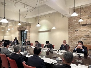 写真：群馬県知事と群馬県市長会12市長との朝の会