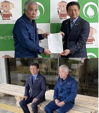 写真：木製ベンチの寄附贈呈式