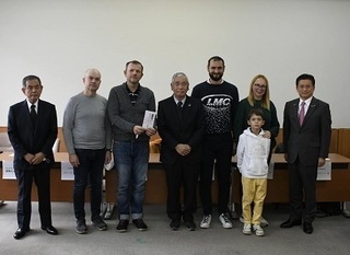 写真：ウクライナ避難民への募金贈呈式