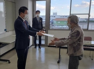 写真：相澤千恵子氏への特別館長辞令交付