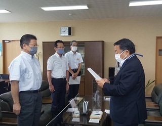 写真：みどり市監査委員から審査意見書受領