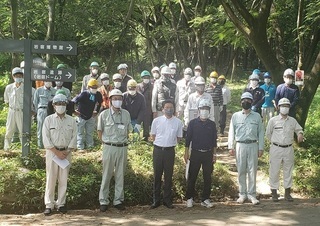 写真：群馬県森林土木協会ボランティアによる森林整備