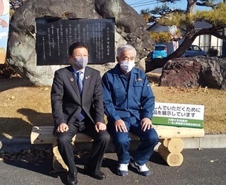 写真：大間々木材組合から木製ベンチ寄贈の贈呈式