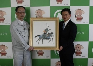写真：「笠懸」の刺繍絵画の寄附に係る感謝状贈呈式