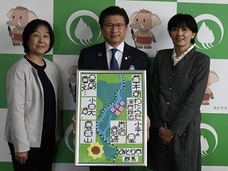 写真：「笑い文字」作品を寄贈いただきました
