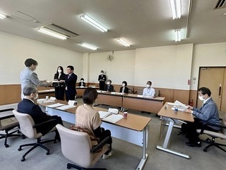 写真：みどり市障害者介護給付費等認定審査会委員委嘱状交付式