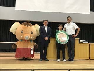 写真：「わたらせ渓谷鐵道オリジナルヘッドマーク」を笠懸西小学校に寄贈