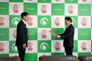 写真：田島電気株式会社様感謝状の贈呈の様子2