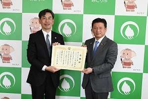 写真：株式会社三共様感謝状贈呈の様子2