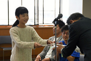 写真:検討委員へ感謝状贈呈のようす