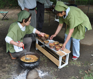 写真：古代料理研究会の活動（土器を用いた調理）