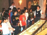 写真:展示内容を解説する様子