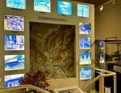 写真：「大間々町立体地形模型」の展示