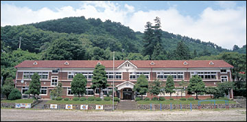 写真:旧花輪小学校校舎