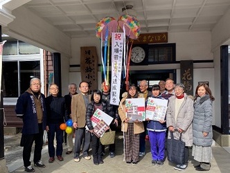 写真：旧花輪小学校記念館来館者3万人達成記念_2