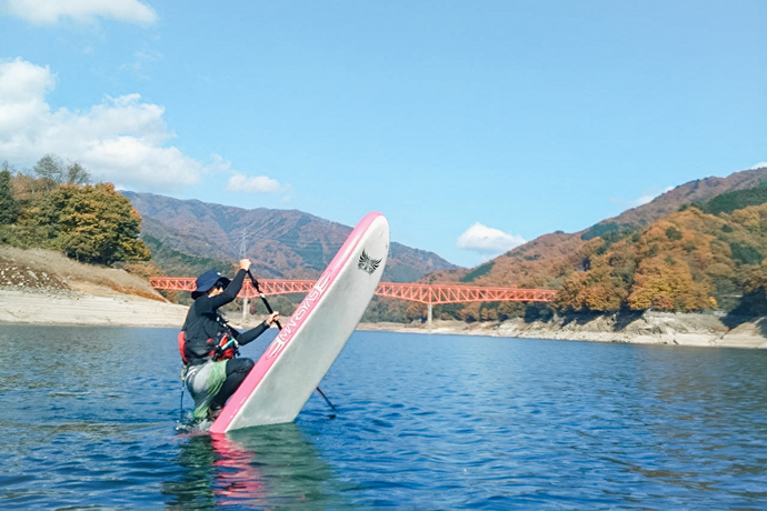 草木湖でSUPを楽しむ足立義継さん